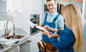 mulher conversando com um homem sobre Comprar materiais hidráulicos