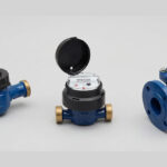 Neste guia, vamos te mostrar como fazer uma escolha técnica correta, com critérios práticos e fáceis de aplicar. O objetivo é que você entenda o que realmente importa na hora de comprar: tipo de hidrômetro, faixa de vazão, diâmetro, instalação e contexto de uso. Assim, você evita retrabalho e compra com confiança.